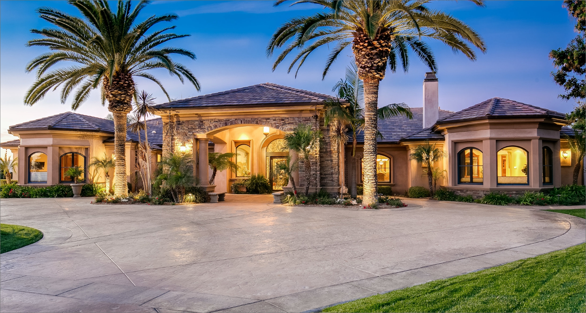 Image of a one story estate in Califnornia